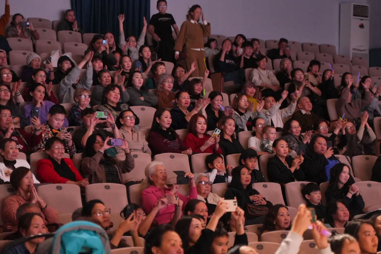 Евгений Григорьев: Сегодня в Культурном центре «Сергеляхские огни» состоялся традиционный, четвертый по счёту инклюзивный концерт «Обнимаю сердцем»