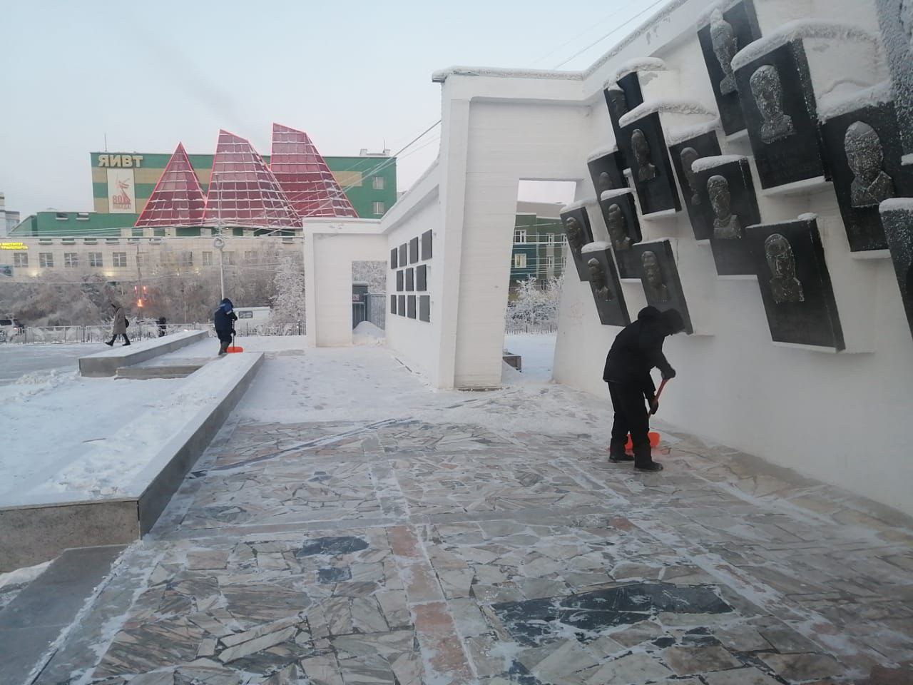 В Губинском округе муниципальные дворники активно трудятся над расчисткой снега, обеспечивая чистоту и порядок на улицах родного города