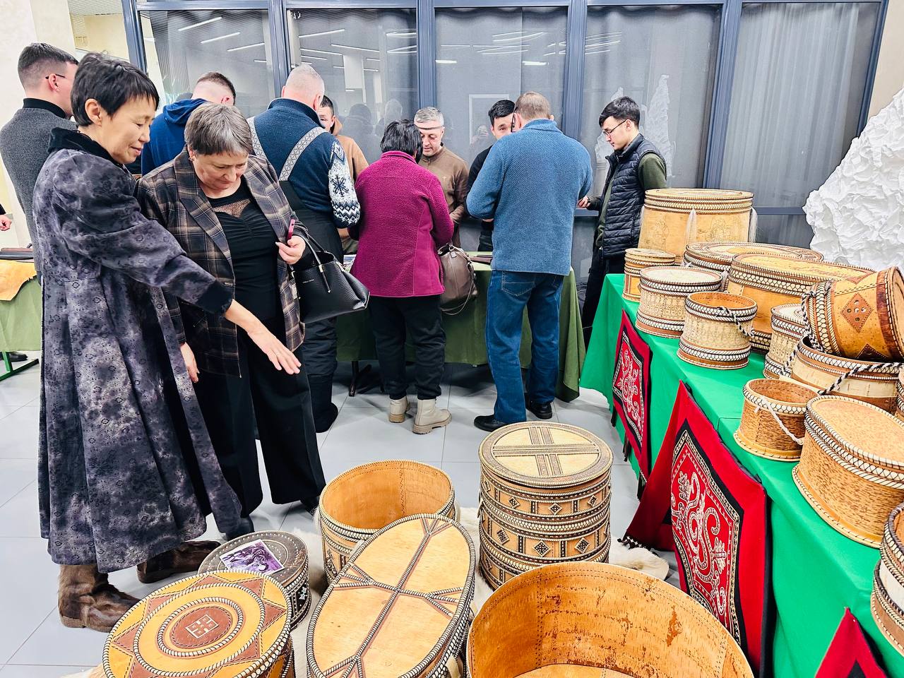 Далее делегация отправилась во Дворец культуры и духовного развития им. М.К. Аммосова. Там гости ознакомились с выставкой работ народных мастериц и мастеров, а также приобрели для себя традиционные якутские изделия – ножи и... Далее делегация отправилась во Дворец культуры и духовного развития им. М.К. Аммосова. Там гости ознакомились с выставкой работ народных мастериц и мастеров, а также приобрели для себя традиционные якутские изделия – ножи и...