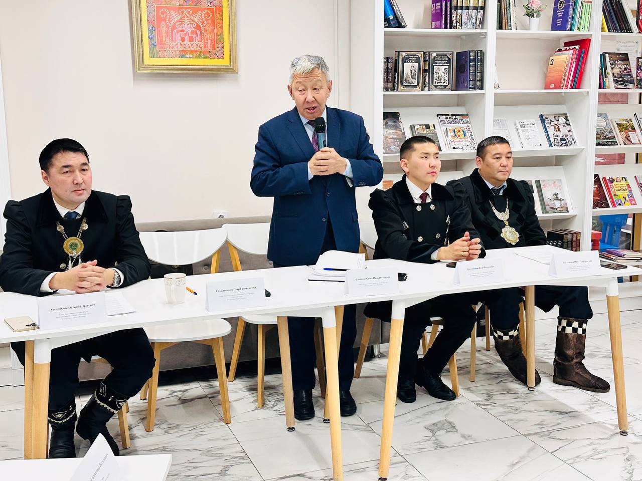 Далее делегация отправилась во Дворец культуры и духовного развития им. М.К. Аммосова. Там гости ознакомились с выставкой работ народных мастериц и мастеров, а также приобрели для себя традиционные якутские изделия – ножи и... Далее делегация отправилась во Дворец культуры и духовного развития им. М.К. Аммосова. Там гости ознакомились с выставкой работ народных мастериц и мастеров, а также приобрели для себя традиционные якутские изделия – ножи и...