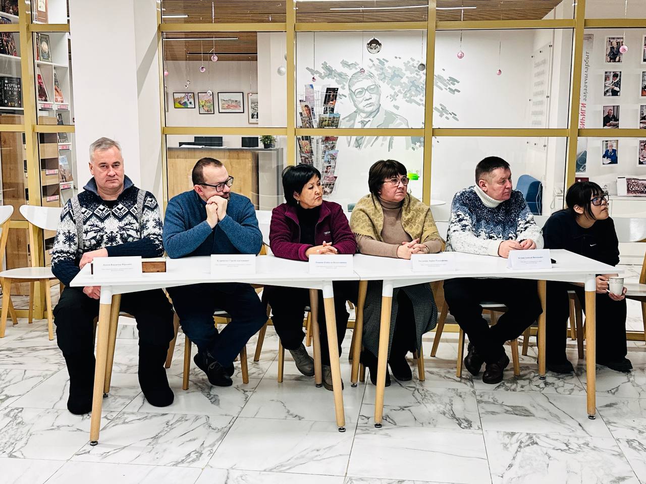 Далее делегация отправилась во Дворец культуры и духовного развития им. М.К. Аммосова. Там гости ознакомились с выставкой работ народных мастериц и мастеров, а также приобрели для себя традиционные якутские изделия – ножи и... Далее делегация отправилась во Дворец культуры и духовного развития им. М.К. Аммосова. Там гости ознакомились с выставкой работ народных мастериц и мастеров, а также приобрели для себя традиционные якутские изделия – ножи и...