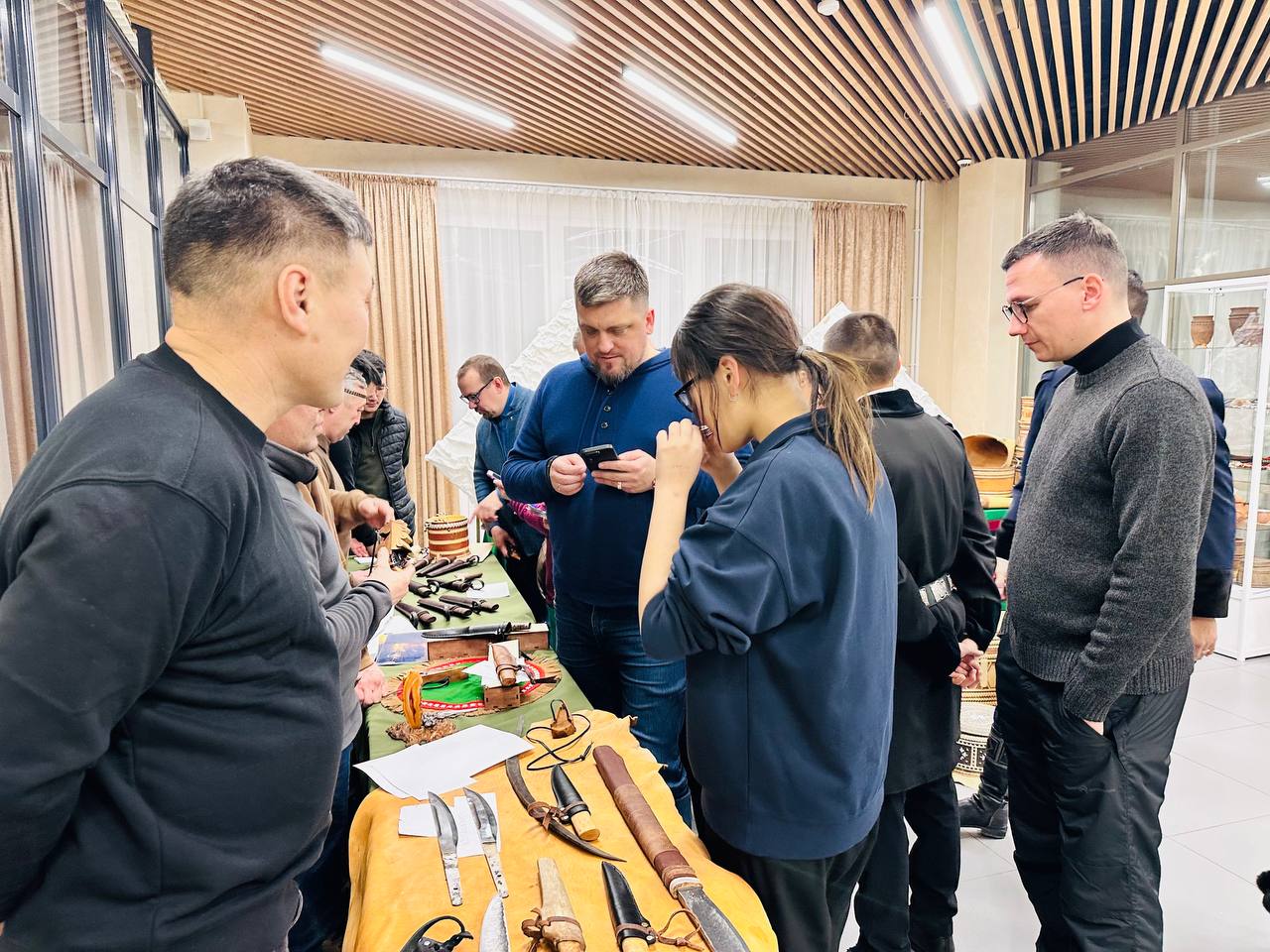 Далее делегация отправилась во Дворец культуры и духовного развития им. М.К. Аммосова. Там гости ознакомились с выставкой работ народных мастериц и мастеров, а также приобрели для себя традиционные якутские изделия – ножи и... Далее делегация отправилась во Дворец культуры и духовного развития им. М.К. Аммосова. Там гости ознакомились с выставкой работ народных мастериц и мастеров, а также приобрели для себя традиционные якутские изделия – ножи и...