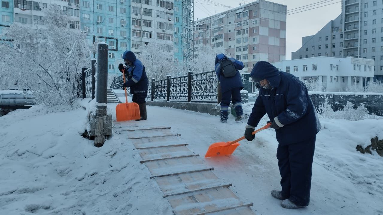 В Губинском округе муниципальные дворники активно трудятся над расчисткой снега, обеспечивая чистоту и порядок на улицах родного города В Губинском округе муниципальные дворники активно трудятся над расчисткой снега, обеспечивая чистоту и порядок на улицах родного города
