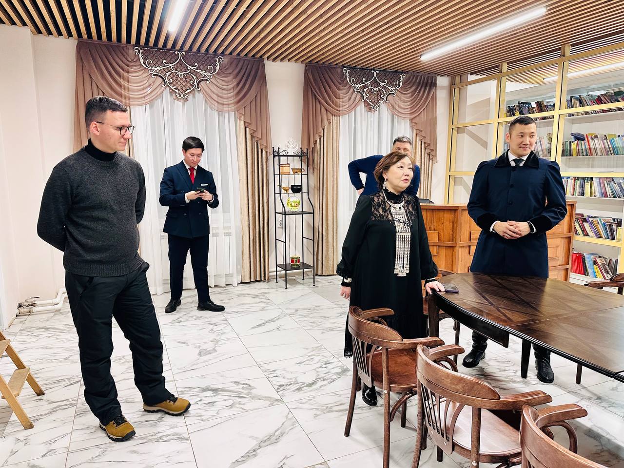 Далее делегация отправилась во Дворец культуры и духовного развития им. М.К. Аммосова. Там гости ознакомились с выставкой работ народных мастериц и мастеров, а также приобрели для себя традиционные якутские изделия – ножи и... Далее делегация отправилась во Дворец культуры и духовного развития им. М.К. Аммосова. Там гости ознакомились с выставкой работ народных мастериц и мастеров, а также приобрели для себя традиционные якутские изделия – ножи и...