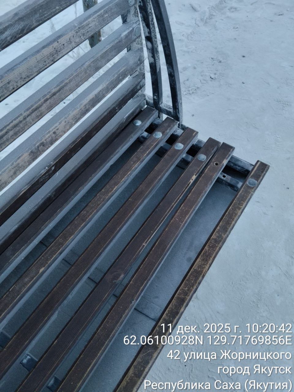 Специалисты Управы Строительного округа провели ремонт скамеек на автобусных остановках