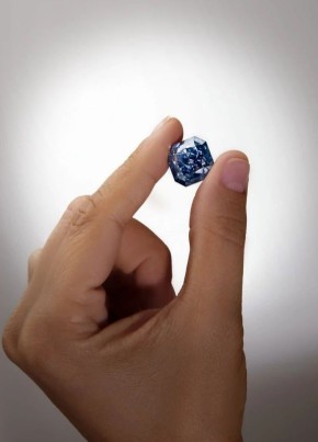 #Фотофакт: В России создали уникальный синий алмаз, который сравнивают с самыми дорогими в мире драгоценными камнями