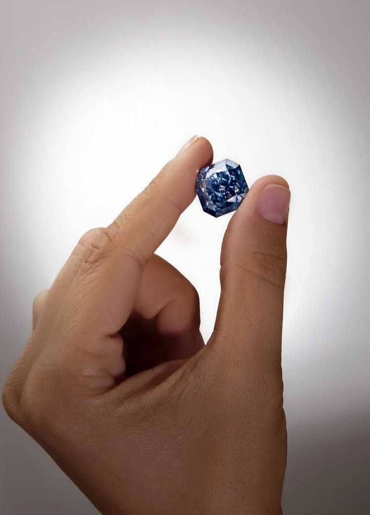 #Фотофакт: В России создали уникальный синий алмаз, который сравнивают с самыми дорогими в мире драгоценными камнями