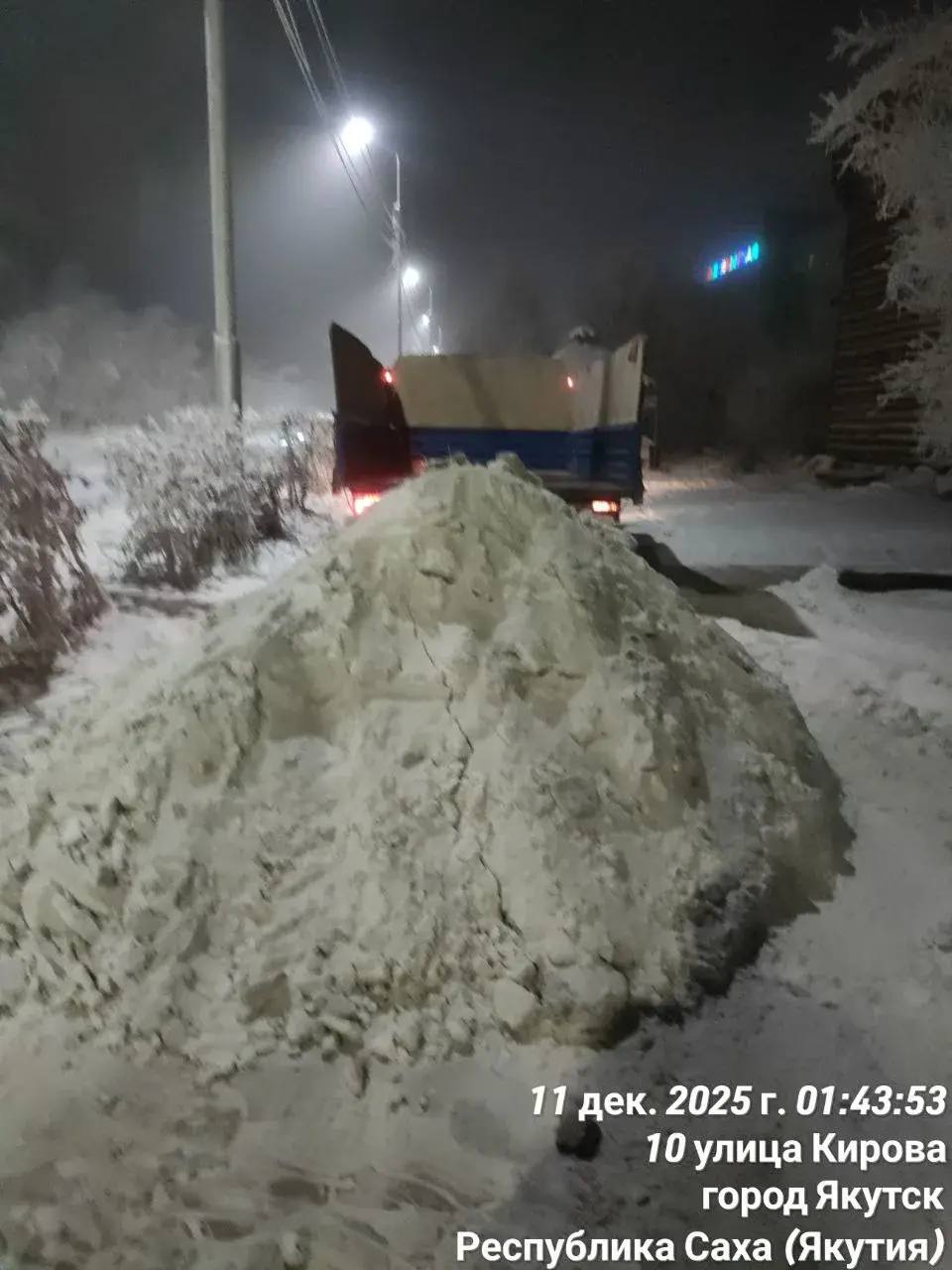 Очистка и вывоз снега с тротуаров подрядчиком на территории Центрального округа