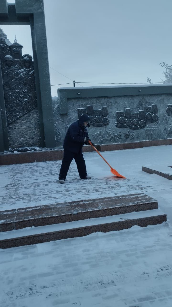 В Губинском округе муниципальные дворники активно трудятся над расчисткой снега, обеспечивая чистоту и порядок на улицах родного города В Губинском округе муниципальные дворники активно трудятся над расчисткой снега, обеспечивая чистоту и порядок на улицах родного города