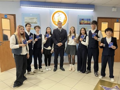 В День Конституции Российской Федерации полицейские вручили юным якутянам первые паспорта