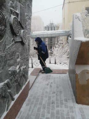 Муниципальные дворники Губинского округа каждый день с преданностью расчищают снег, превращая зимние улицы в чистые и безопасные пути для всех жителей