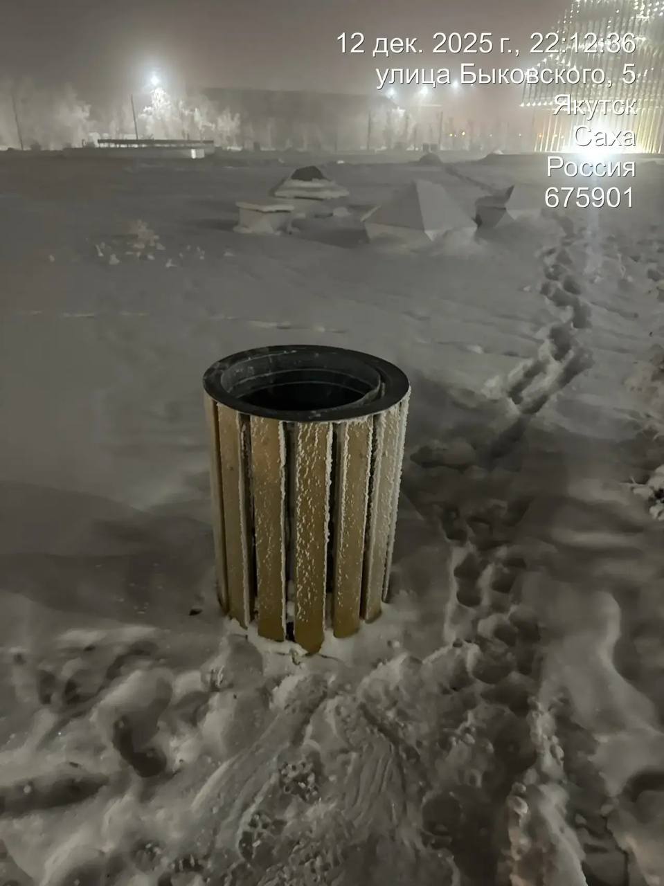 Муниципальными дворниками Гагаринского округа проводится ежедневная работа по подбору мусора на общественных санитарных точках, общественных пространствах и территории округа Муниципальными дворниками Гагаринского округа проводится ежедневная работа по подбору мусора на общественных санитарных точках, общественных пространствах и территории округа