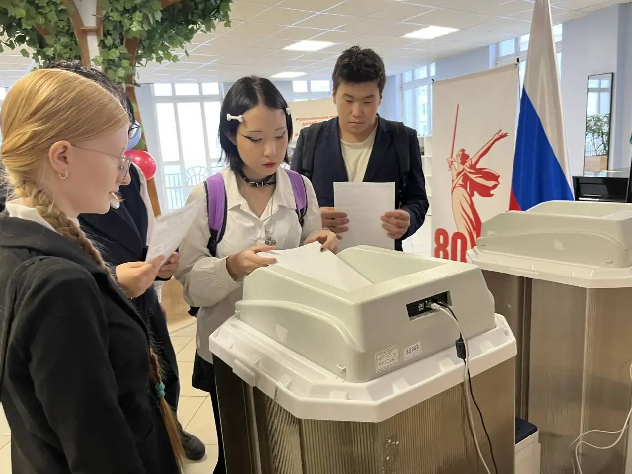 В честь Дня Конституции Российской Федерации в Городской классической гимназии № 8 ГО «Якутск» состоялось торжественное мероприятие, организованное Движением Первых В честь Дня Конституции Российской Федерации в Городской классической гимназии № 8 ГО «Якутск» состоялось торжественное мероприятие, организованное Движением Первых