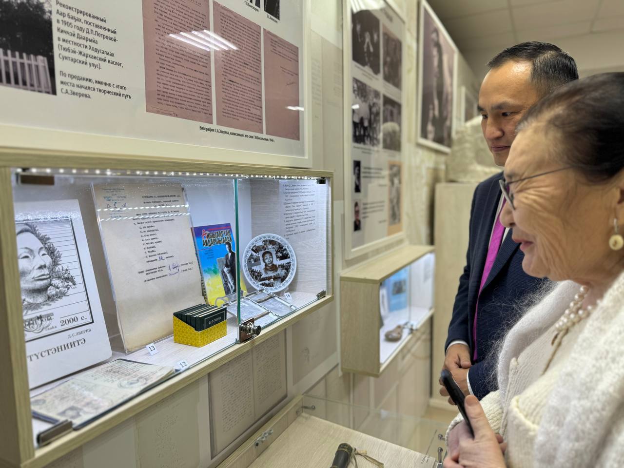 В Якутске открыли выставку о жизни и творчестве Сергея Зверева-Кыыл Уола В Якутске открыли выставку о жизни и творчестве Сергея Зверева-Кыыл Уола