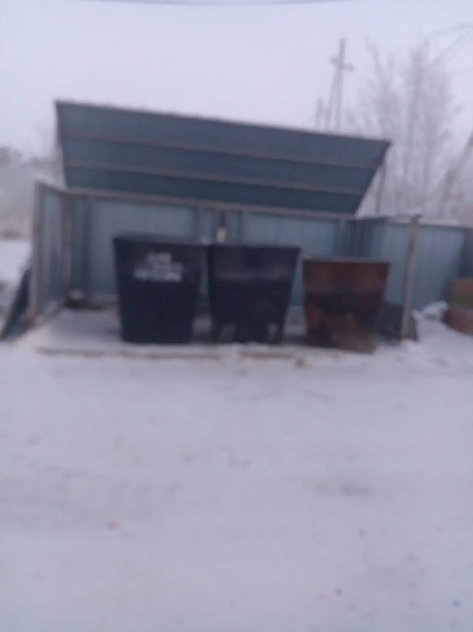 Муниципальными дворниками Гагаринского округа проводится ежедневная работа по подбору мусора на общественных санитарных точках, общественных пространствах и территории округа