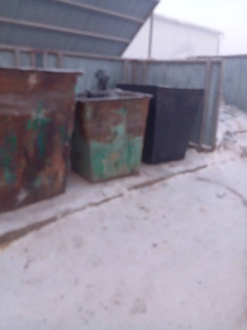 Муниципальными дворниками Гагаринского округа проводится ежедневная работа по подбору мусора на общественных санитарных точках, общественных пространствах и территории округа Муниципальными дворниками Гагаринского округа проводится ежедневная работа по подбору мусора на общественных санитарных точках, общественных пространствах и территории округа