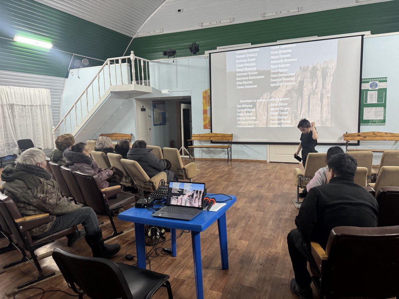 Провёл ещё несколько показов нашего фильма «Уроки якутского» в Хангаласском улусе - там, где снималась часть картины