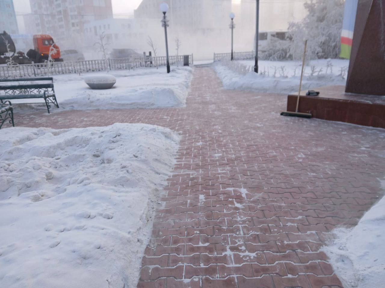 Дворники Губинского округа неустанно чистят снег, сметая зимнюю белизну с улиц и тротуаров, чтобы каждый шаг жителей был лёгким и безопасным Дворники Губинского округа неустанно чистят снег, сметая зимнюю белизну с улиц и тротуаров, чтобы каждый шаг жителей был лёгким и безопасным