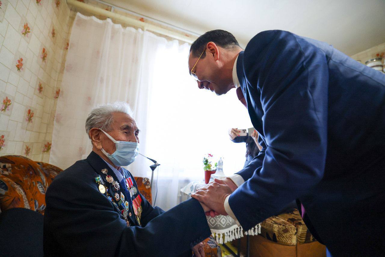 Айсен Николаев: Искренне поздравляю учителя-фронтовика Николая Ивановича Афанасьева со столетним юбилеем!