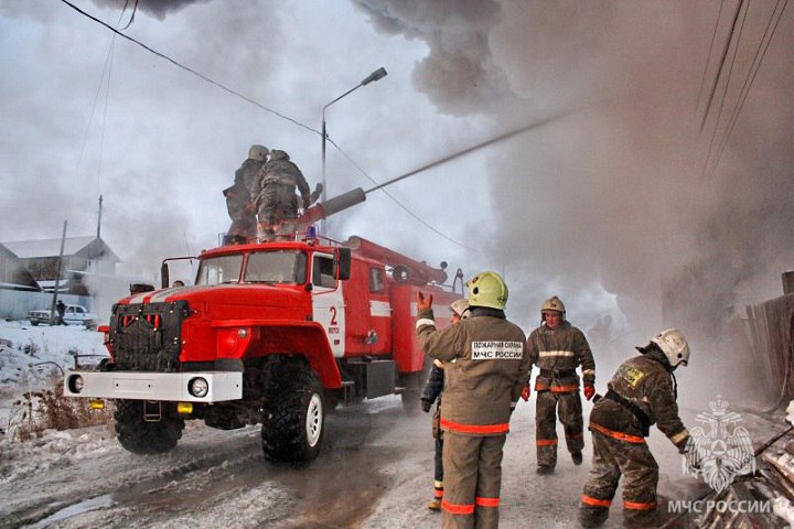 Гараж полностью сгорел в селе Амга