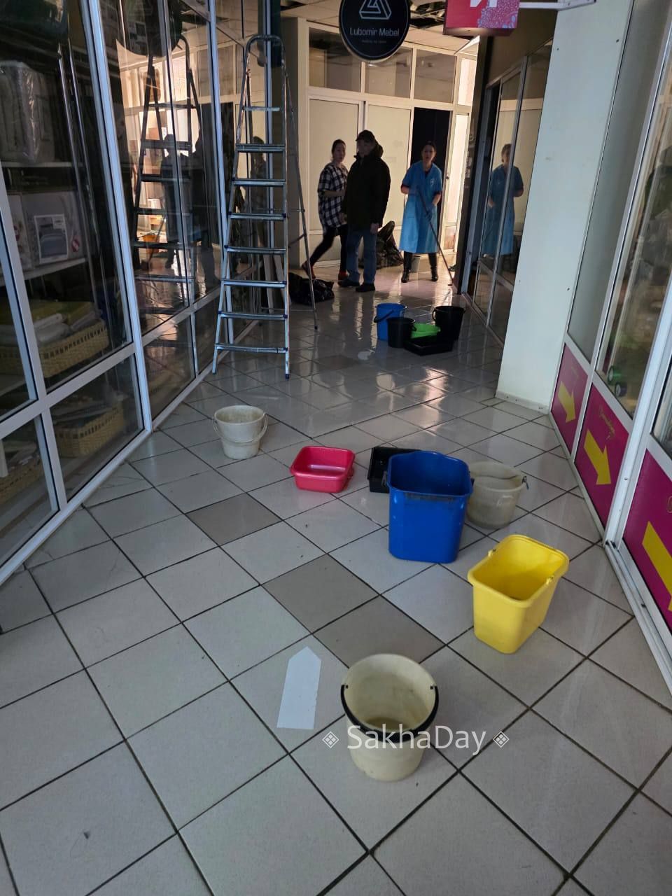 В ТЦ Олимп на втором этаже все в воде В ТЦ Олимп на втором этаже все в воде