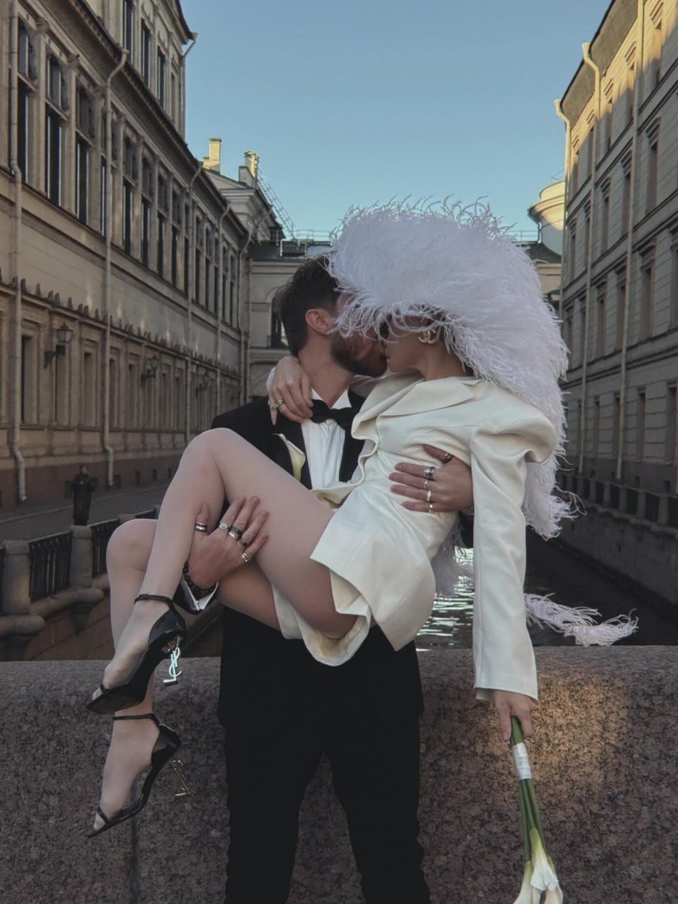 Стилист Гала Борзова зарегистрировала брак с художником Виталием Барабановым, отцом дочери Стилист Гала Борзова зарегистрировала брак с художником Виталием Барабановым, отцом дочери