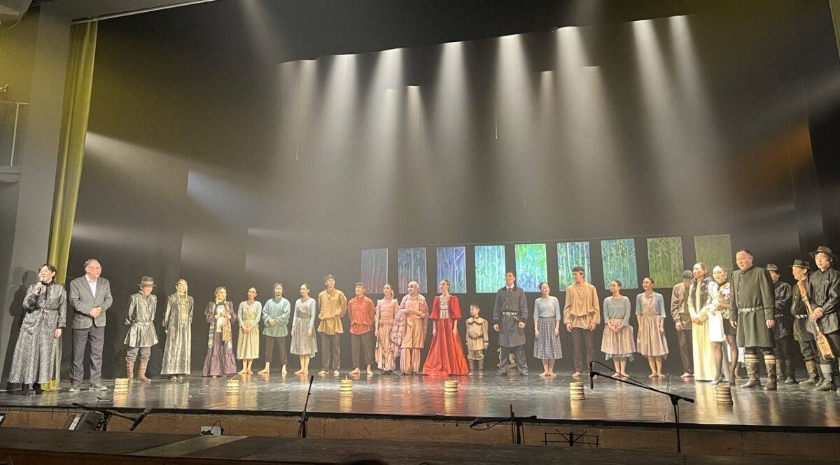 Буклет, посвященный творчеству Сергея Потапова, представили в Саха театре Буклет, посвященный творчеству Сергея Потапова, представили в Саха театре