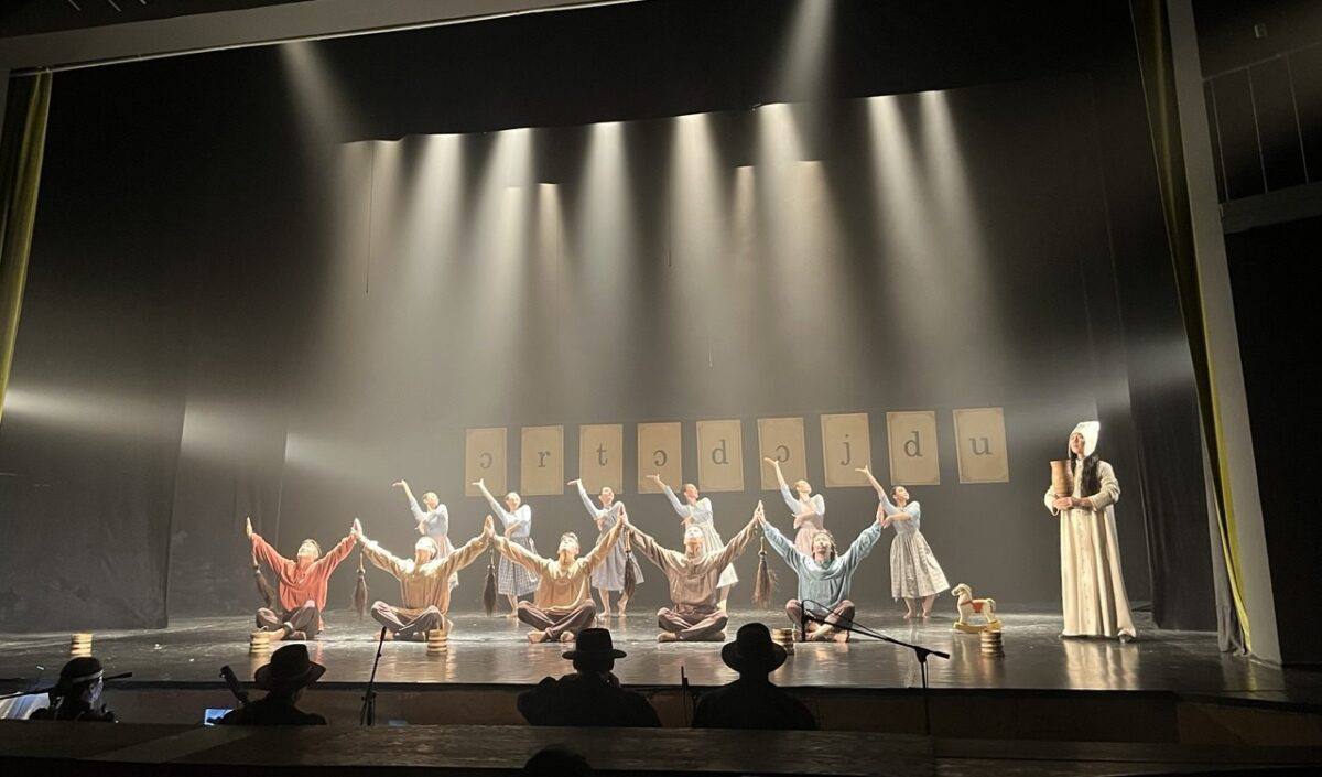 Буклет, посвященный творчеству Сергея Потапова, представили в Саха театре Буклет, посвященный творчеству Сергея Потапова, представили в Саха театре