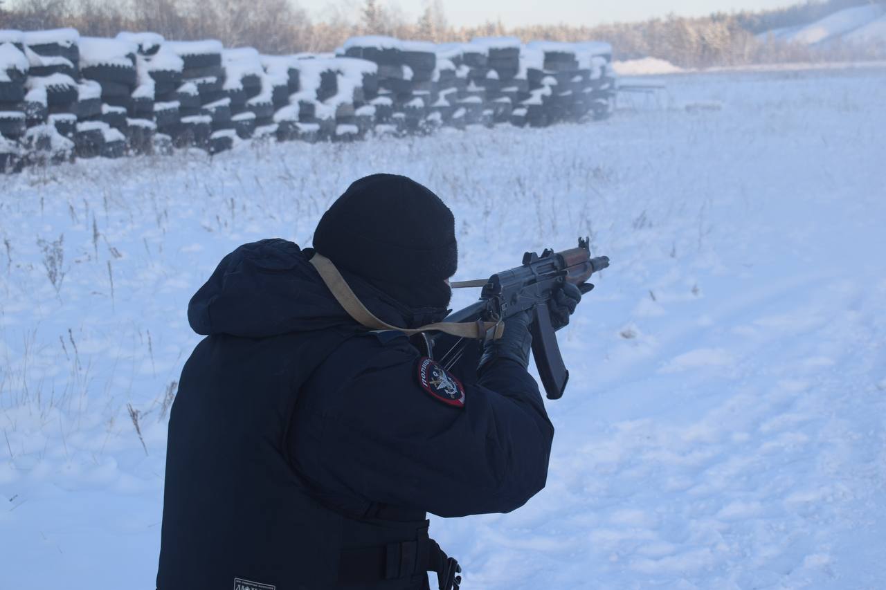 Транспортные полицейские Якутии провели занятия по тактико-специальной подготовке в особых условиях Транспортные полицейские Якутии провели занятия по тактико-специальной подготовке в особых условиях