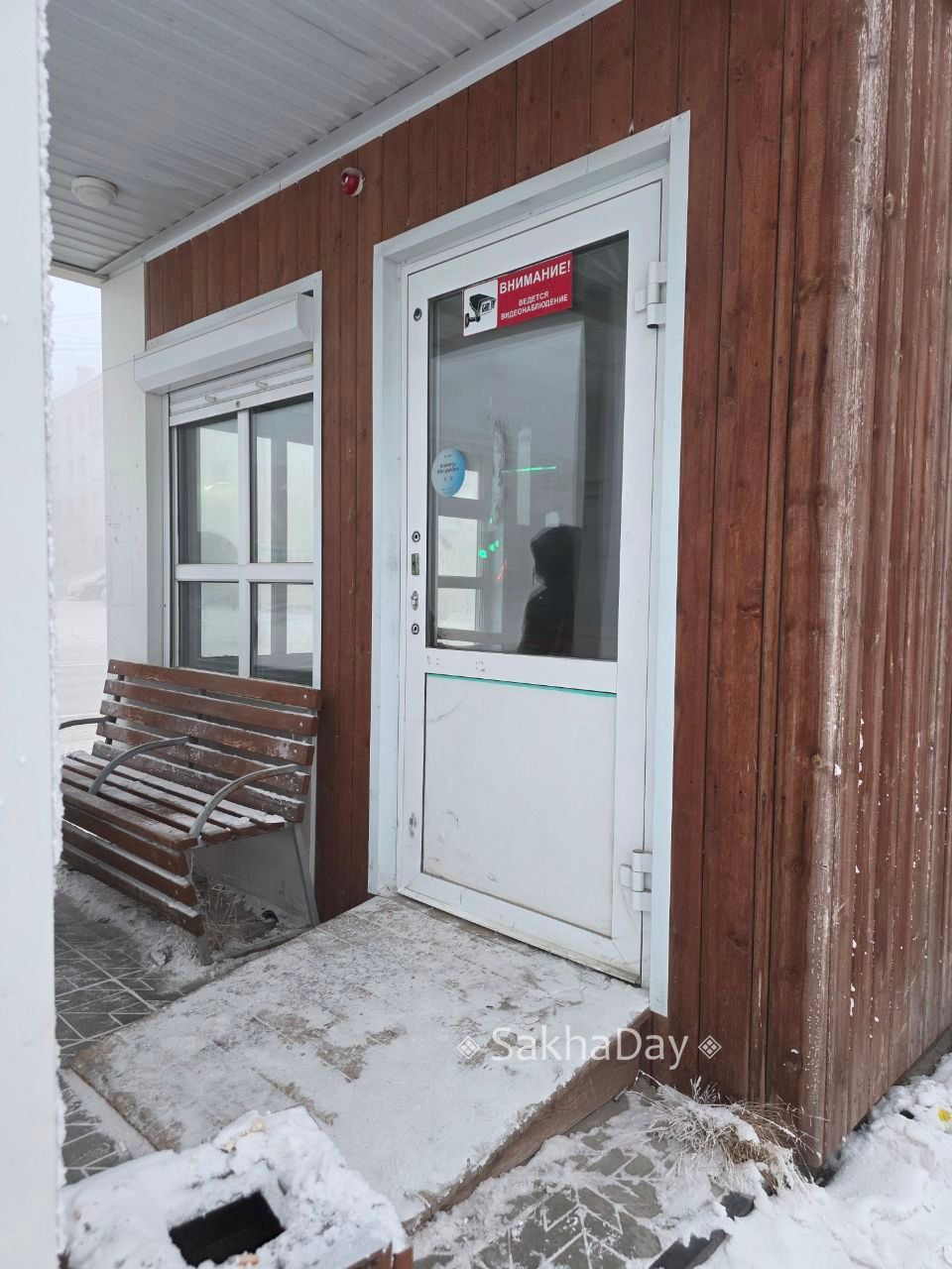 На тёплой автобусной остановке "Сквер Аммосова" зафиксировано повреждение — оторвана ручка двери