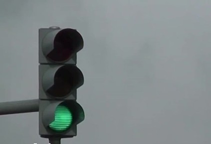 Уважаемые водители!. Опасность тумана заключается не только в том, что он сокращает видимое впереди расстояние, но и в том, что он может обмануть зрение и «отдалить» предметы