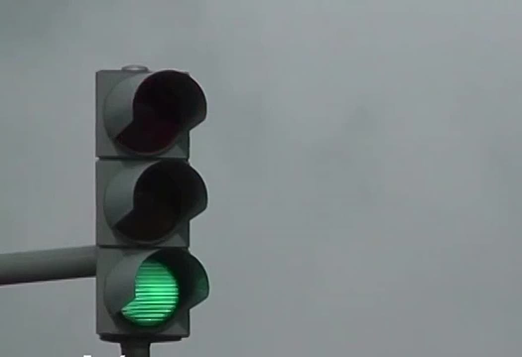 Уважаемые водители!. Опасность тумана заключается не только в том, что он сокращает видимое впереди расстояние, но и в том, что он может обмануть зрение и «отдалить» предметы