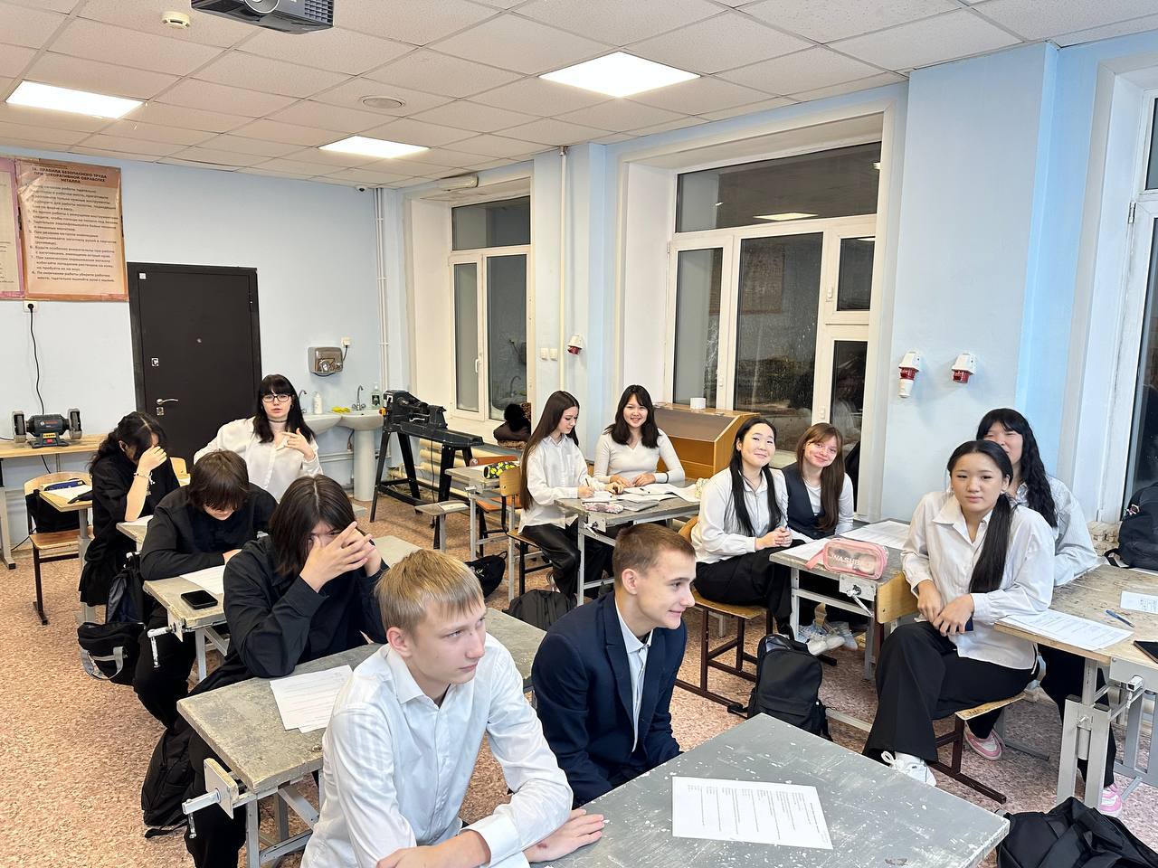 15 декабря в школе №1 города Мирного состоялась очередная встреча в рамках проекта «Разговоры о важном» 15 декабря в школе №1 города Мирного состоялась очередная встреча в рамках проекта «Разговоры о важном»