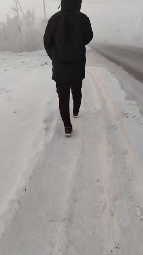 #пишут. На улице -45. А молодежь в кроссовках ходит