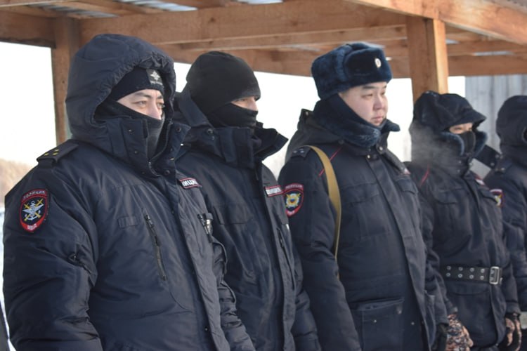 Транспортные полицейские Якутии провели занятия по тактико-специальной подготовке в особых условиях