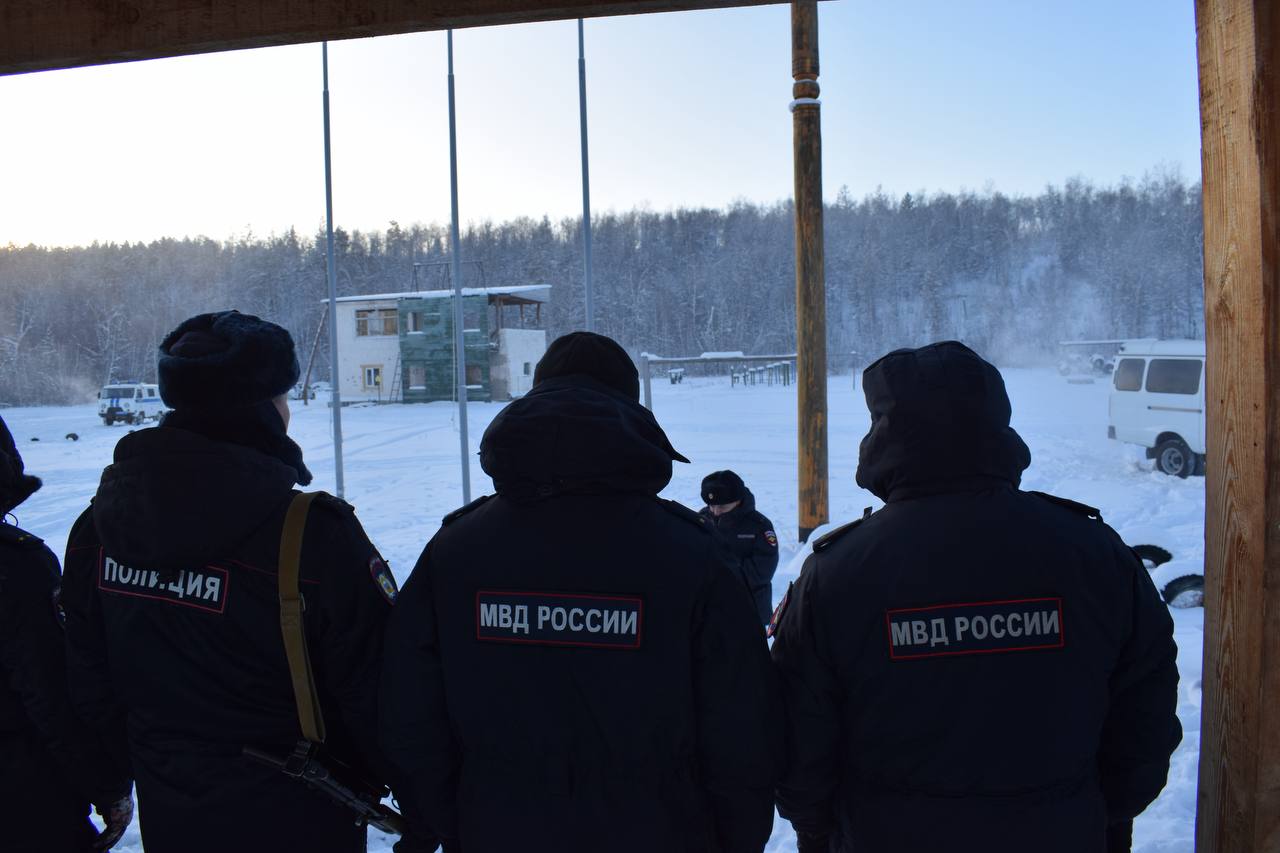 Транспортные полицейские Якутии провели занятия по тактико-специальной подготовке в особых условиях Транспортные полицейские Якутии провели занятия по тактико-специальной подготовке в особых условиях