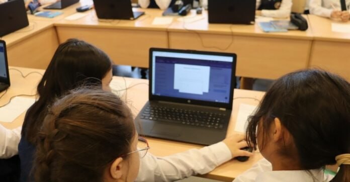 В новом сезоне «Цифрового ликбеза» герои роликов учатся безопасно бронировать жилье и помогать в интернете