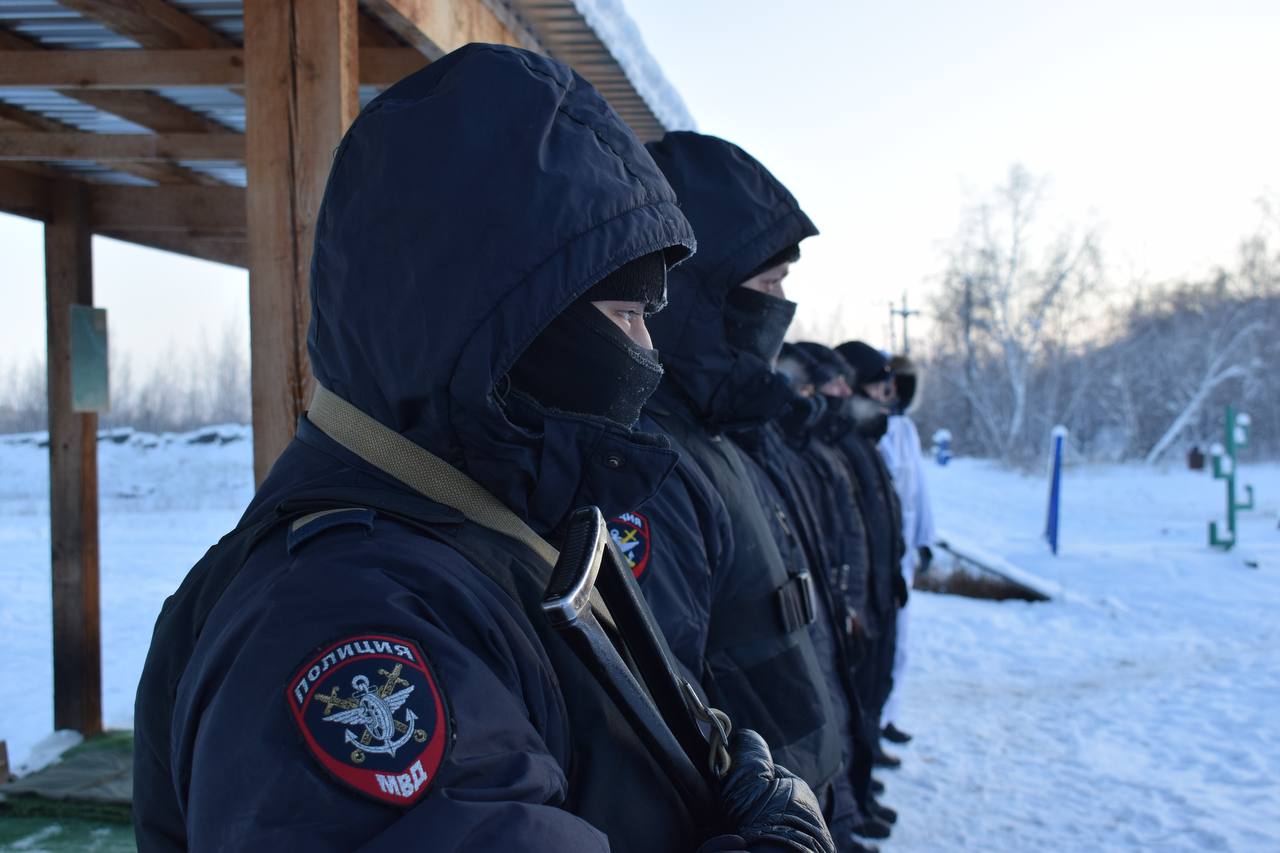 Транспортные полицейские Якутии провели занятия по тактико-специальной подготовке в особых условиях Транспортные полицейские Якутии провели занятия по тактико-специальной подготовке в особых условиях