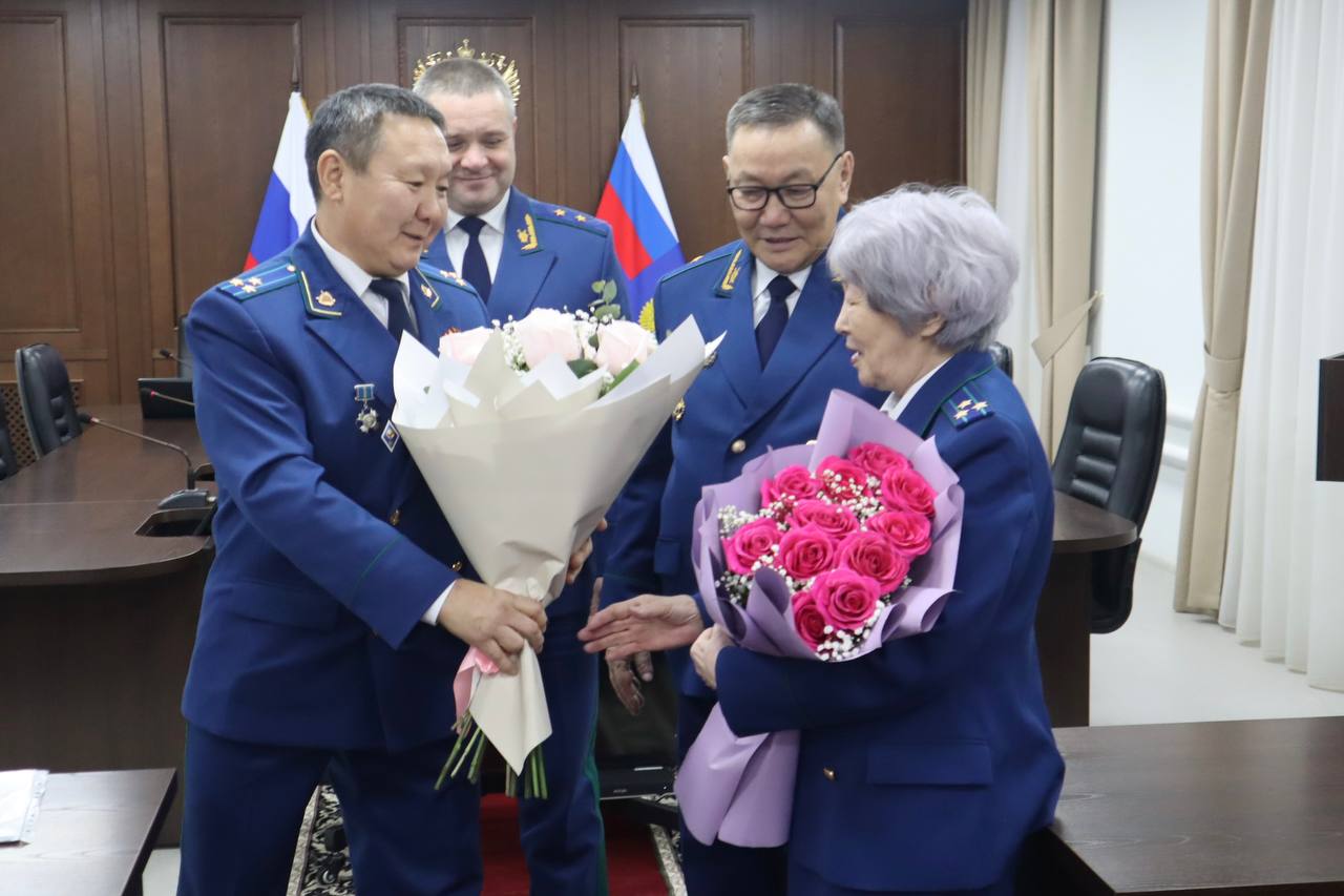 Прокурор республики Сергей Дябкин провел рабочую встречу с пенсионерами и ветеранами прокуратуры республики Прокурор республики Сергей Дябкин провел рабочую встречу с пенсионерами и ветеранами прокуратуры республики