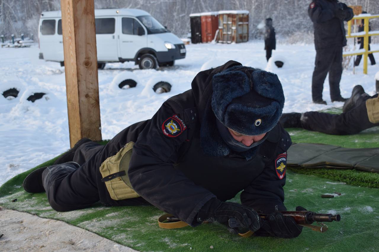 Транспортные полицейские Якутии провели занятия по тактико-специальной подготовке в особых условиях Транспортные полицейские Якутии провели занятия по тактико-специальной подготовке в особых условиях