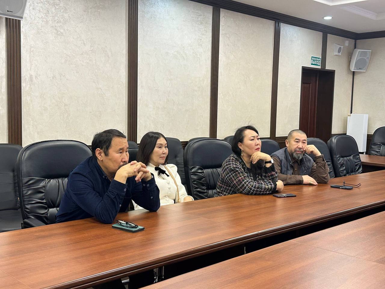 В малом зале Окружной администрации города Якутска состоялась рабочая встреча, посвящённая вопросам развития культуры и киноиндустрии В малом зале Окружной администрации города Якутска состоялась рабочая встреча, посвящённая вопросам развития культуры и киноиндустрии