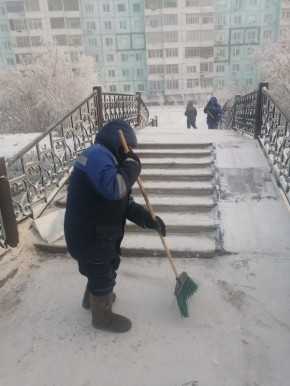 Дворники Губинского округа неустанно убирают снег, расчищая тротуары и улицы с преданностью и тщательностью, чтобы каждый житель мог передвигаться без помех