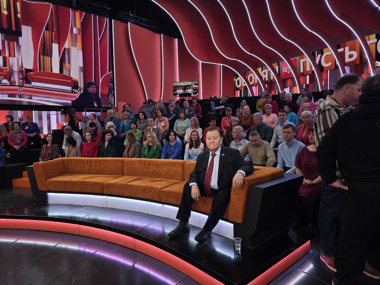 Федот Тумусов принимает участие в программе "Пусть говорят"