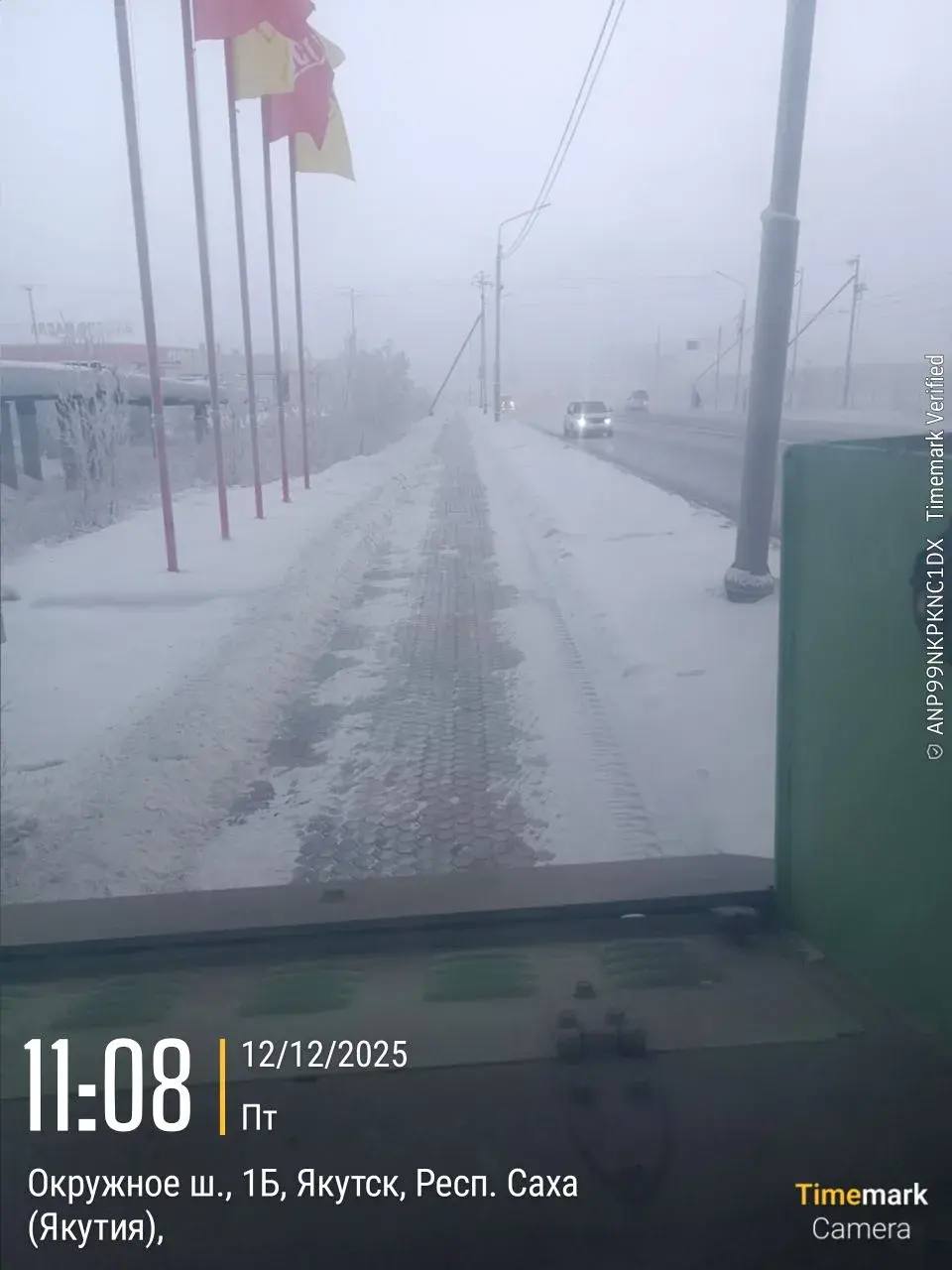 Подрядчик Управы Гагаринского округа проводит работы по уборке тротуаров, работы ведутся на улицах Курнатовского, Можайского, Кузьмина, автостраде 50 лет Октября и Хатынг-Юряхском шоссе