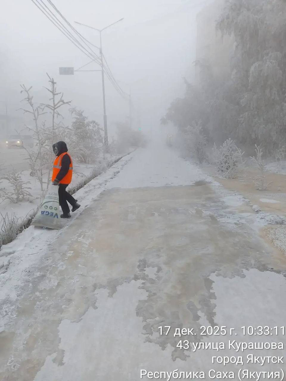 В ходе мониторинга территории округа специалистами Управы выявлено образование наледи по причине аварийной ситуации на канализационной сети дома 43 по ул. Курашова В ходе мониторинга территории округа специалистами Управы выявлено образование наледи по причине аварийной ситуации на канализационной сети дома 43 по ул. Курашова