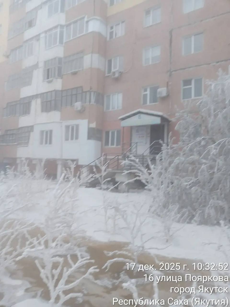 В ходе мониторинга территории округа специалистами Управы выявлено образование наледи по причине аварийной ситуации на канализационной сети дома 43 по ул. Курашова