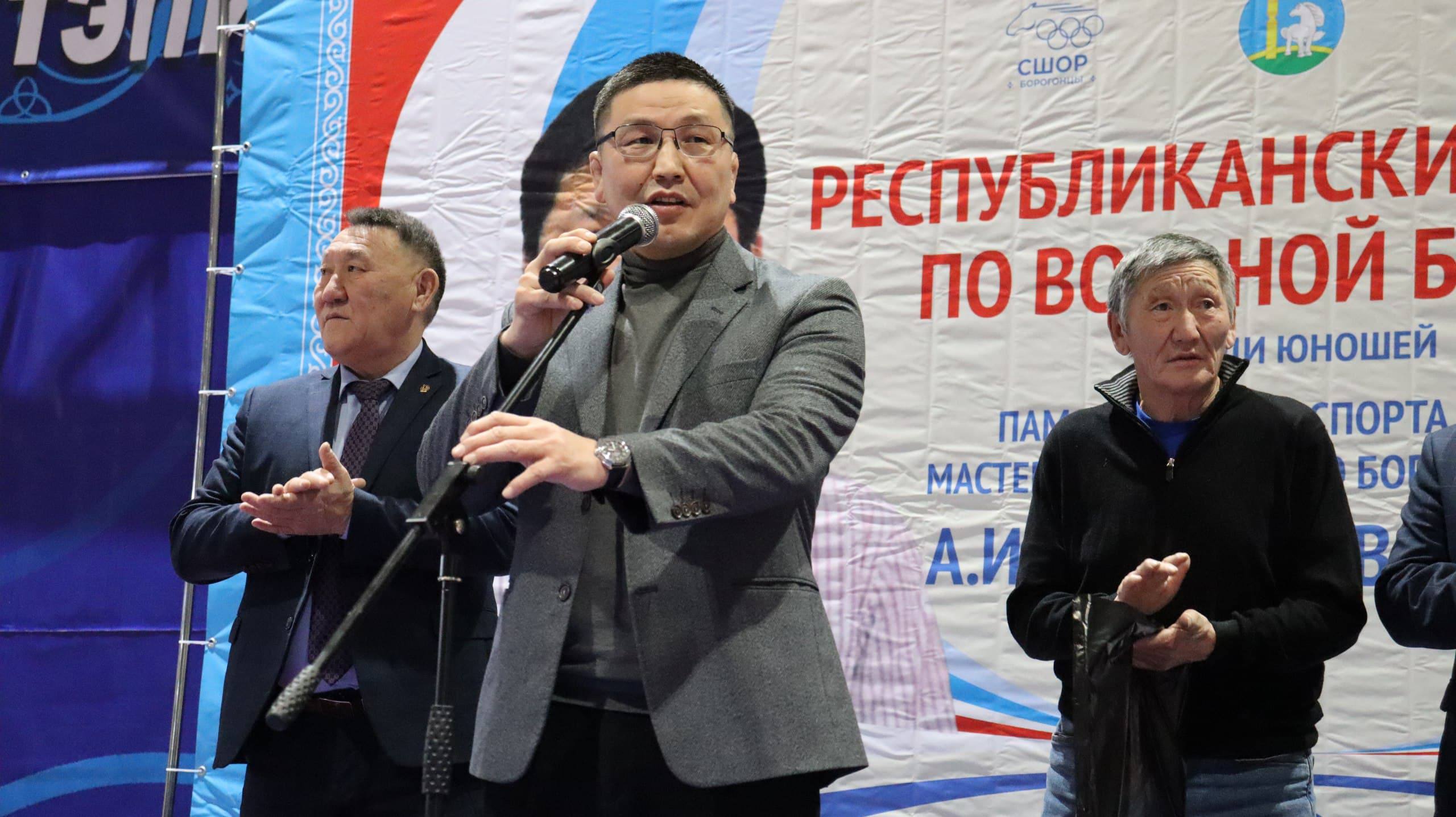 Усть-Алданском улусе состоялся республиканский турнир по вольной борьбе памяти Александра Бурнашева