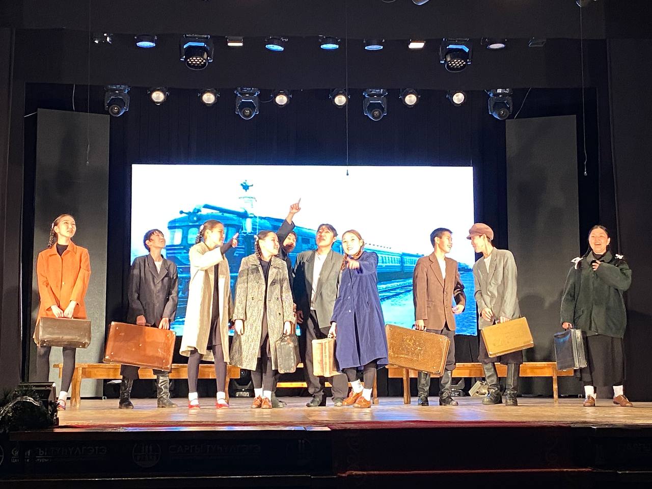 #СВОихНеБросаем. Вместе — мы сила: большой улусный благотворительный концерт «МЫ С ВАМИ» в г. Покровске В Центре культуры и народного творчества «Саргы тусулгэтэ» прошел районный благотворительный концерт в поддержку... #СВОихНеБросаем. Вместе — мы сила: большой улусный благотворительный концерт «МЫ С ВАМИ» в г. Покровске В Центре культуры и народного творчества «Саргы тусулгэтэ» прошел районный благотворительный концерт в поддержку...