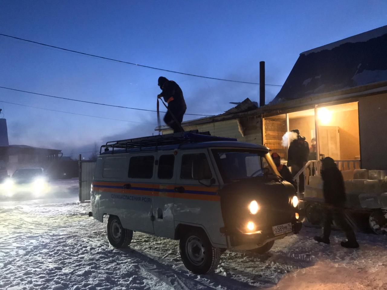 Спасатели запустили систему отопления после пожара в г. Нюрба Спасатели запустили систему отопления после пожара в г. Нюрба