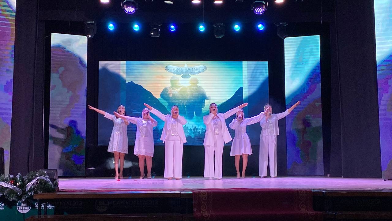 #СВОихНеБросаем. Вместе — мы сила: большой улусный благотворительный концерт «МЫ С ВАМИ» в г. Покровске В Центре культуры и народного творчества «Саргы тусулгэтэ» прошел районный благотворительный концерт в поддержку... #СВОихНеБросаем. Вместе — мы сила: большой улусный благотворительный концерт «МЫ С ВАМИ» в г. Покровске В Центре культуры и народного творчества «Саргы тусулгэтэ» прошел районный благотворительный концерт в поддержку...